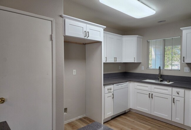 Building Photo - Great Single Story Home McVicker Canyon Hi...