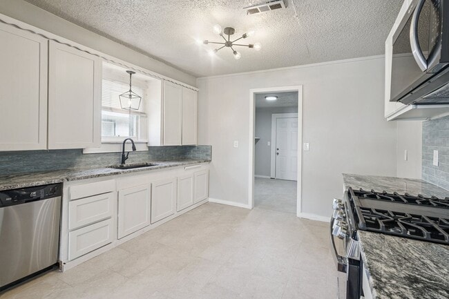 Building Photo - Beautifully renovated 2/1!