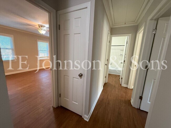 Building Photo - Modern 2-Bedroom with Granite Finishes & F...