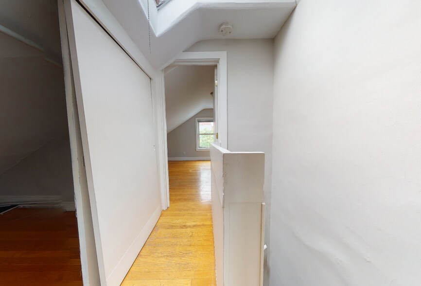 Building Photo - 224 Banks St