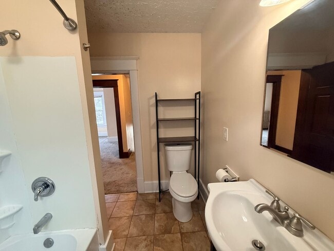 Building Photo - 4 Bedroom, 1.5 Bath Home – North East Grand Rapids