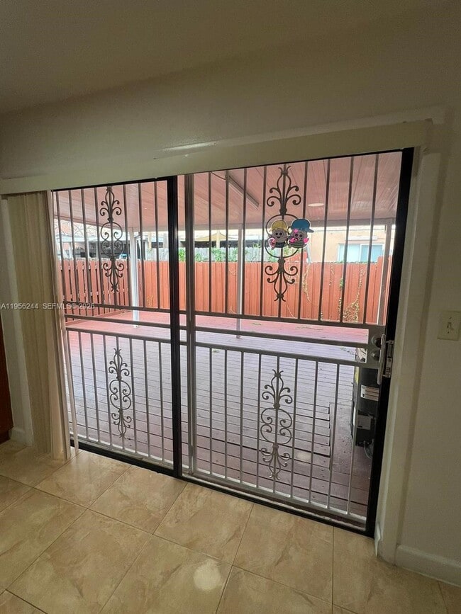 Building Photo - 1325 W 41st St