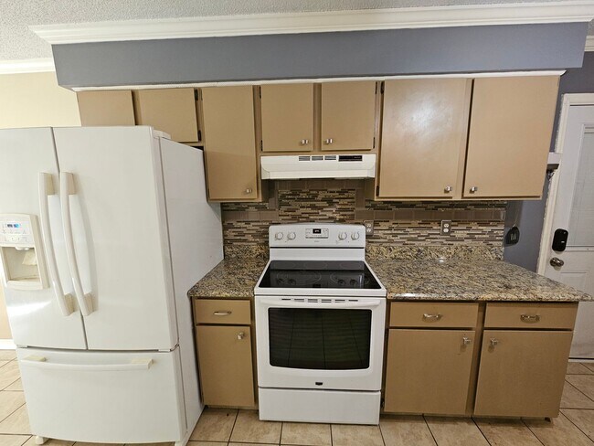 Building Photo - UPDATED Beautiful 3 bedroom 2 bathroom