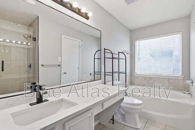 Building Photo - 1012 Waterview Dr