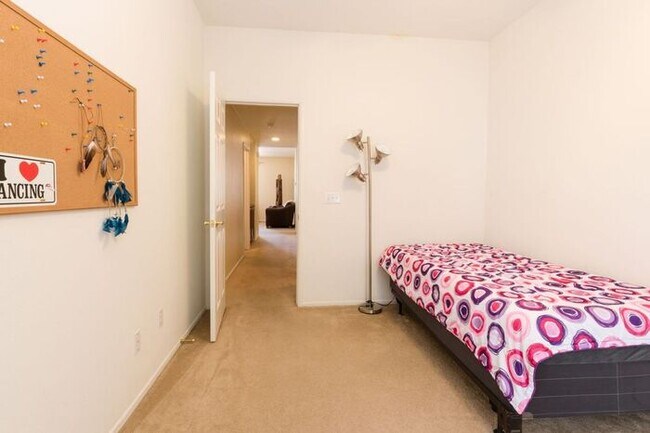 Building Photo - 4 Bed Home for Rent Palmdale CA 93551