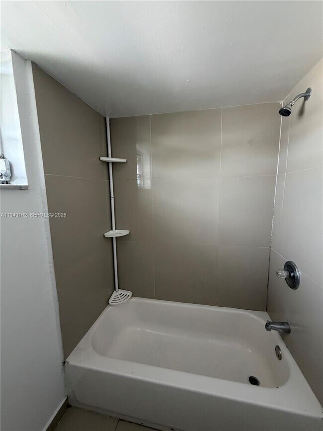 Building Photo - 300 NE 1st Ct