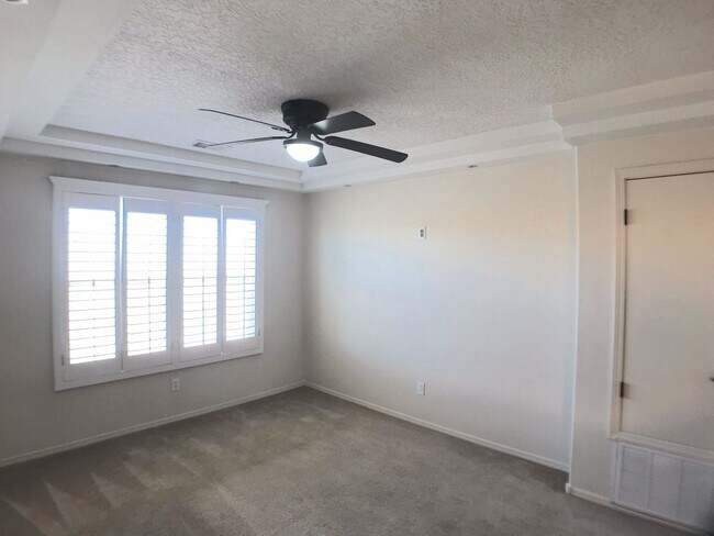 Building Photo - Don't Miss Out! Spacious 3 Bed, 2.5 Bath Home in Los Lunas – Open Layout & Prime Location