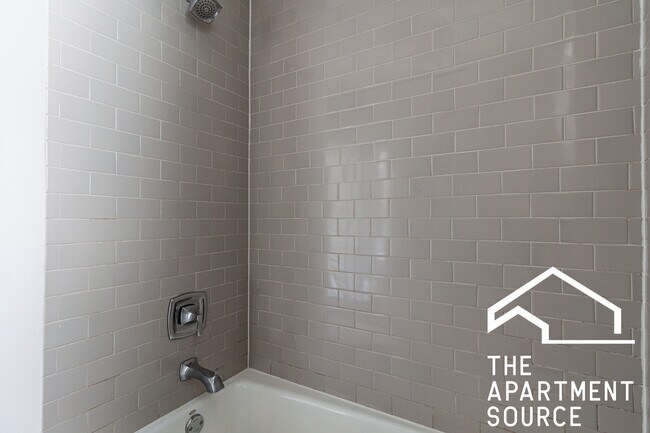 Building Photo - 817 W Lakeside Pl