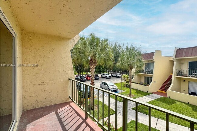 Building Photo - 13898 SW 90th Ave