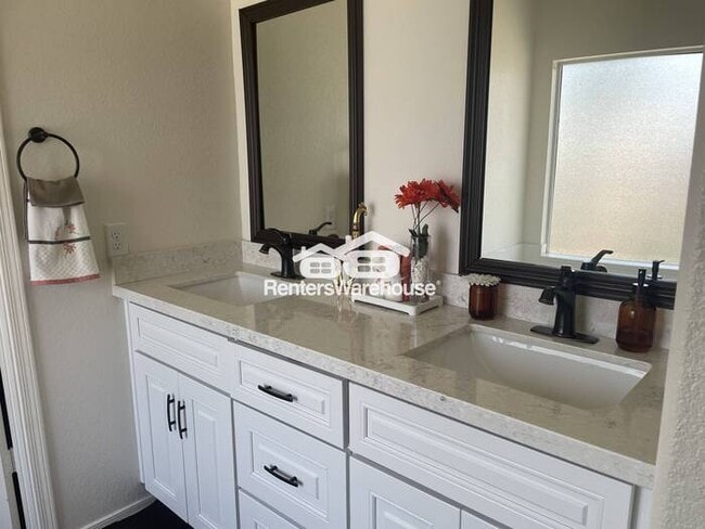 Building Photo - Hillcrest Beauty 4bed 3bath P00L Grass Bac...