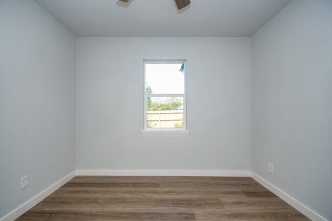 Building Photo - 9230 Lanewood Dr