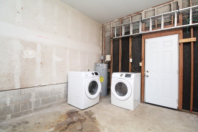 Building Photo - Beautiful 3BR Home in North Hill – Special: ½ Off Deposit for Active-Duty Military!