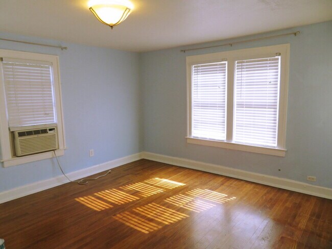 Building Photo - Front House Located Near Parks & Minutes F...