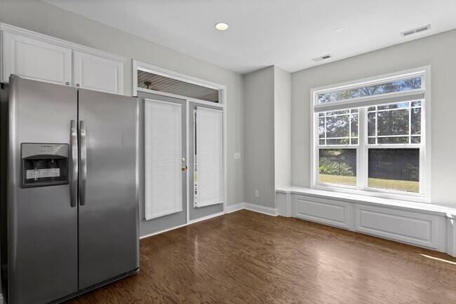 Building Photo - **MOVE IN SPECIAL** $500 off first months ...