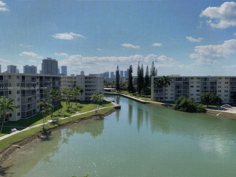 Building Photo - 2851 Leonard Dr