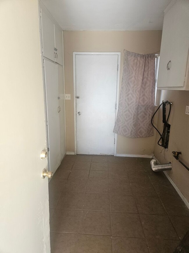 Building Photo - 3 BEDROOM, 2 BATHROOM HOME IN VICTORVILLE....