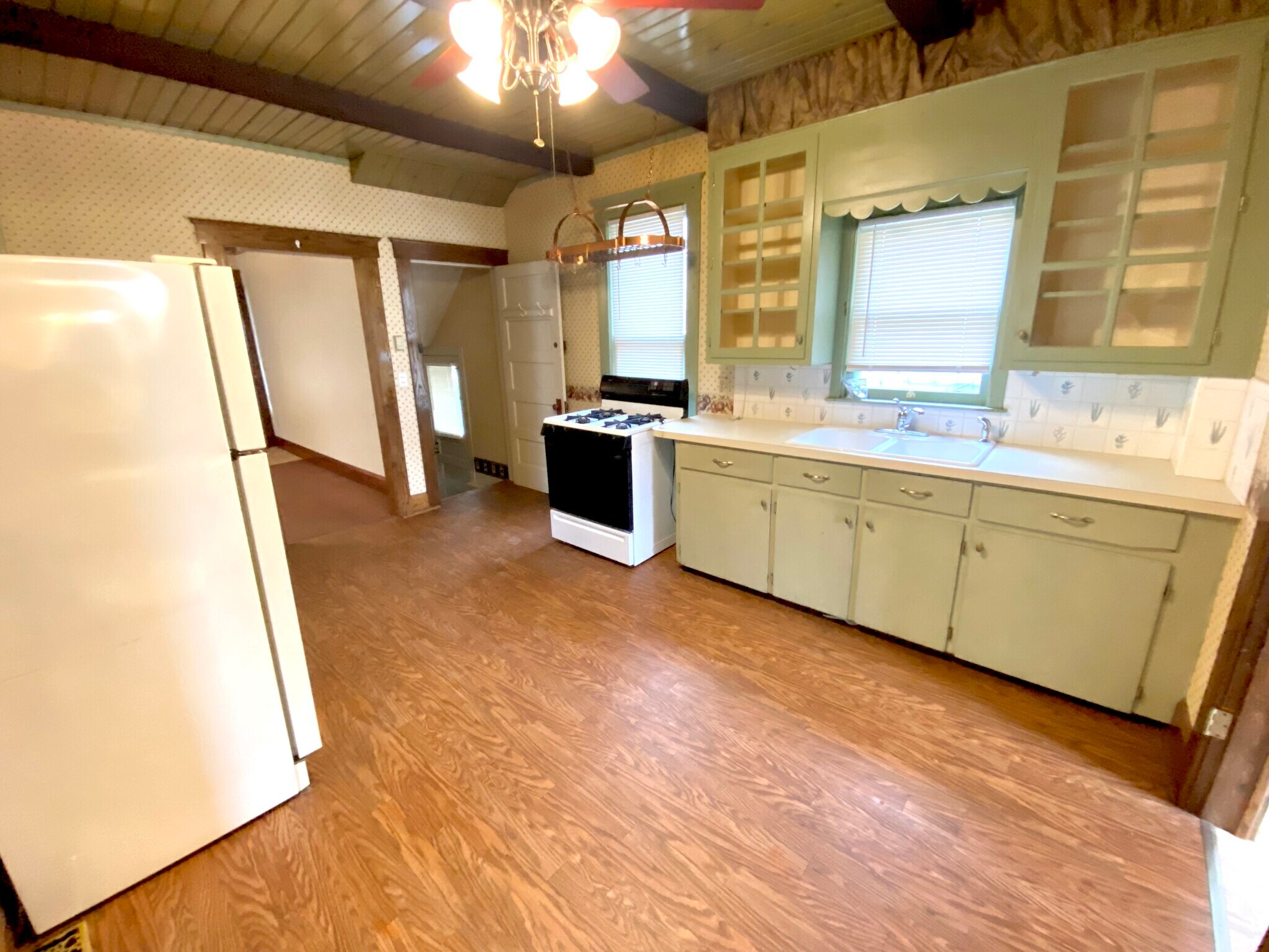 Building Photo - 837 Parkview St NE