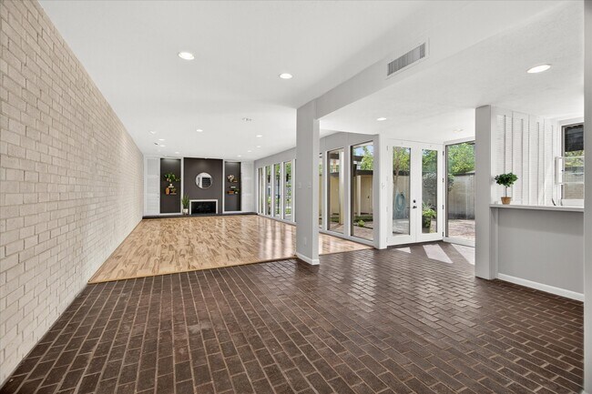 Building Photo - 147 Valley Dr