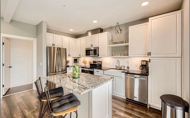 Building Photo - 4704 Sunset Trl