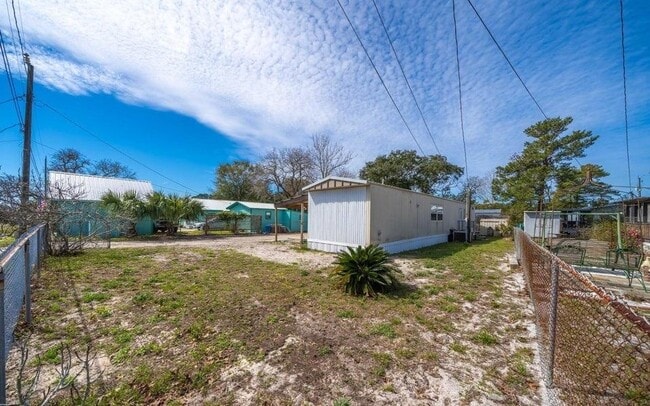 Building Photo - 351 Palm Dr