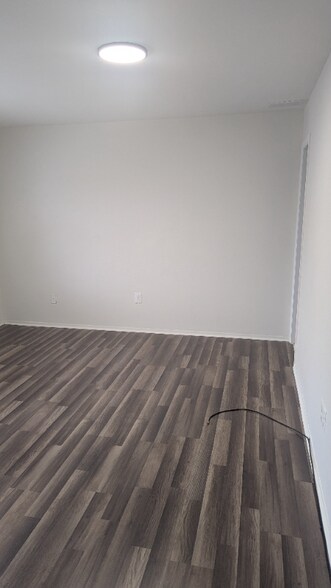 Building Photo - 1204 N Oaks Blvd
