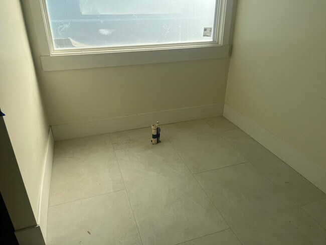 Building Photo - Gorgeous 6 bedroom with pool