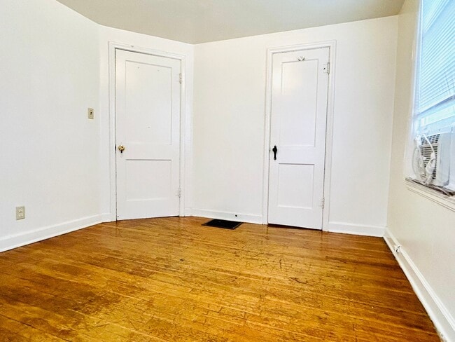 Building Photo - Spacious 2 Bedroom Home