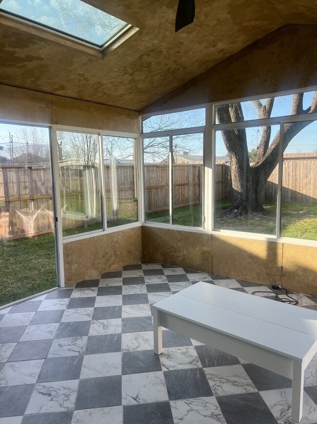 Building Photo - 16818 Rockbend