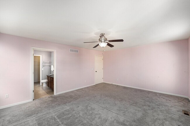 Building Photo - 27106 Ladbroke St