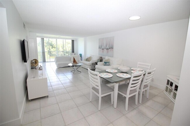 Building Photo - 3151 S Palm Aire Dr