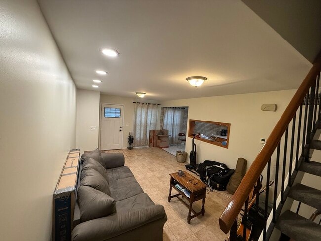Building Photo - 346 Farmington Ln