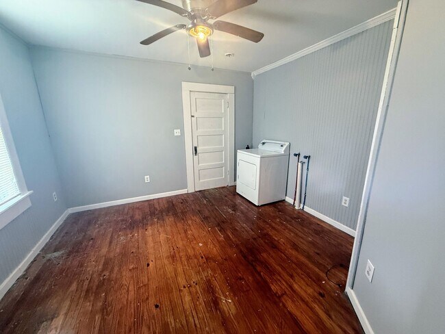 Building Photo - Downtown Living: 1 Bedroom Apartment
