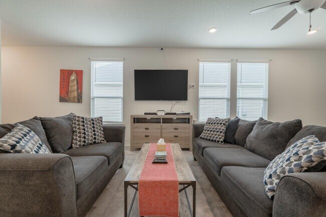 Building Photo - 6422 Hibiscus Falls