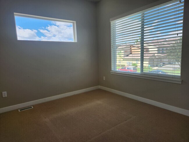 Building Photo - End Unit Townhome Available for Rent July 1st