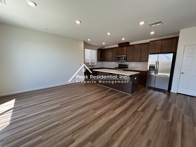 Building Photo - Beautiful Newer Folsom 4bd/2.5ba in Gated Community!