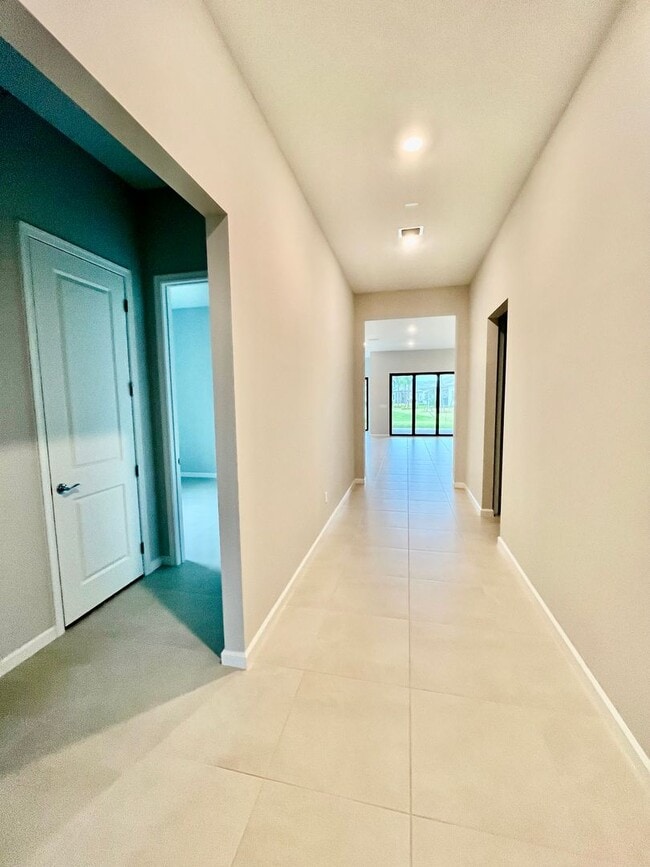 Building Photo - VERANDA GARDENS BRAND NEW HOME