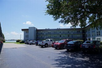 Building Photo - 333 N Lake Howard Dr