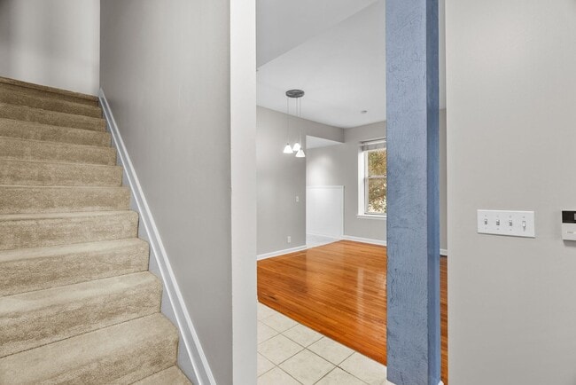 Building Photo - Modern Spacious  2 Bed  and 1.5  Bath Cond...