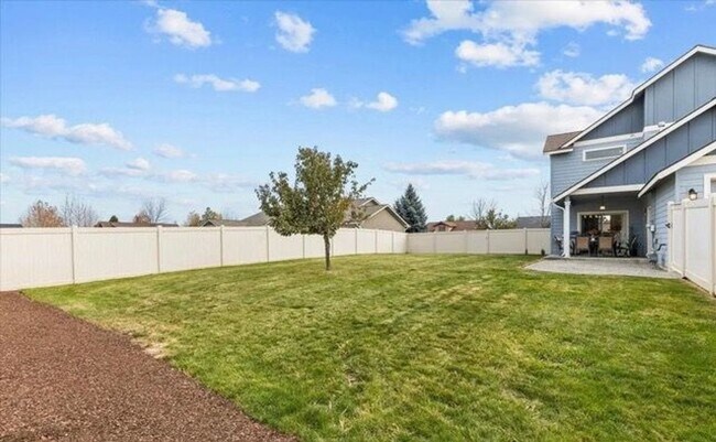 Building Photo - Charming 2-Story Home in Post Falls – Spac...