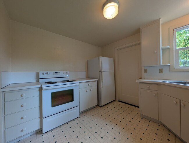 Building Photo - Great 2 bed/1 bath with tons of character!