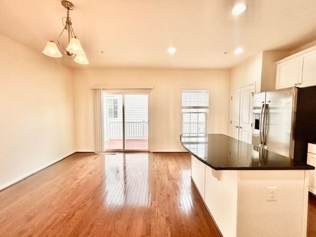 Building Photo - Welcome to the desirable Howard Square