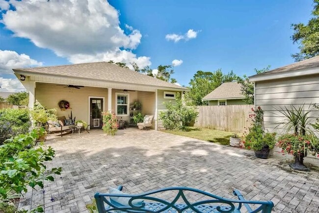 Building Photo - 1121 E Maxwell St