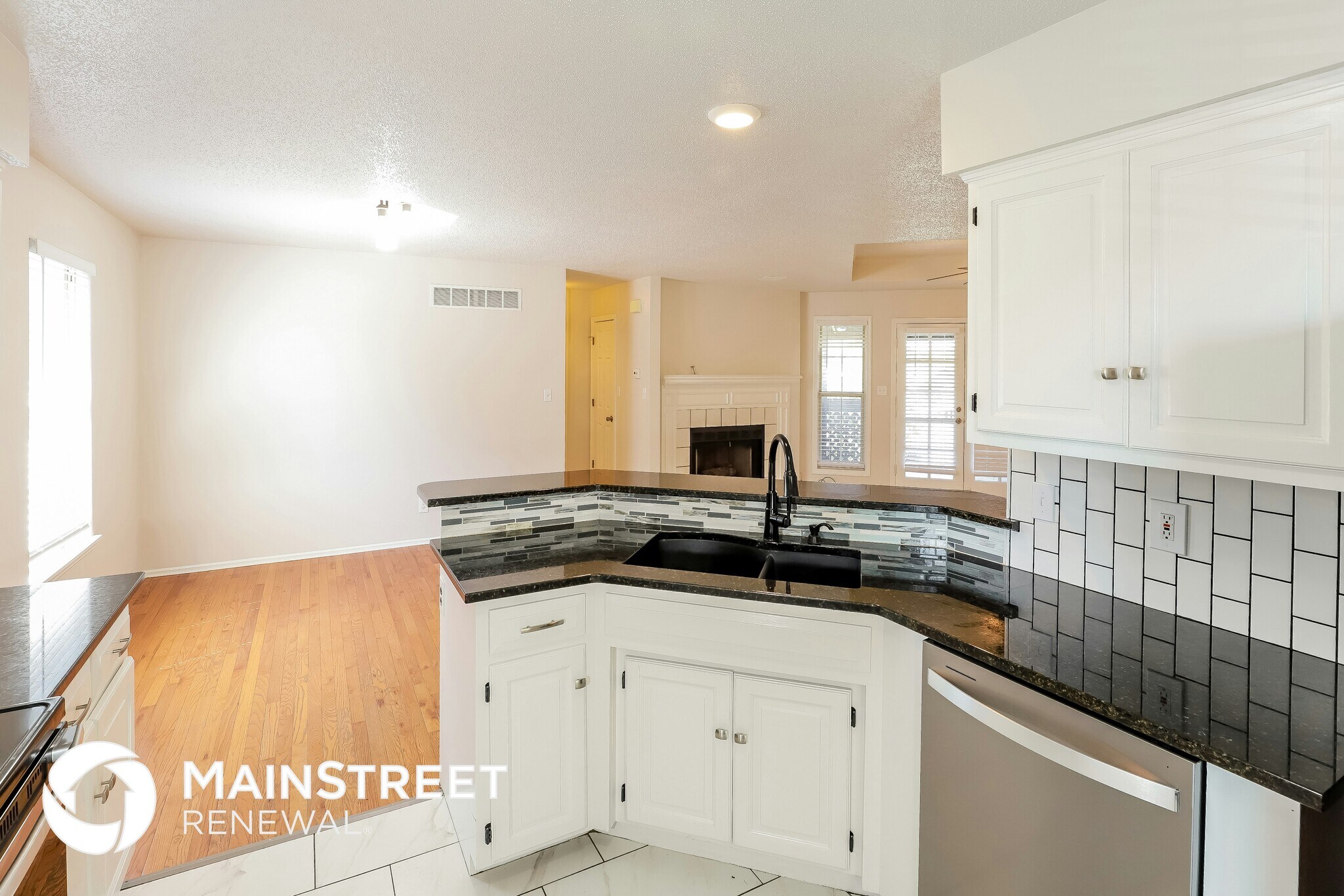 Building Photo - 820 NE Aaron Dr