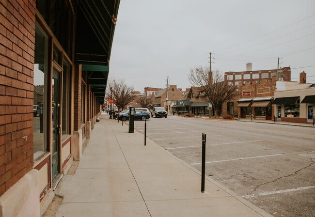 Building Photo - 615 N East St