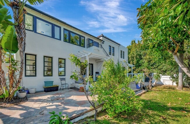 Building Photo - Luxury Bayside Living in Loma Portal with 5 bedrooms & 3 baths!