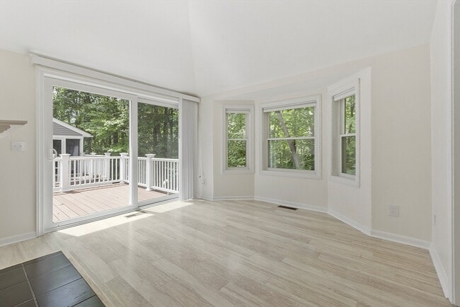 Building Photo - 5 Maple Ridge Dr