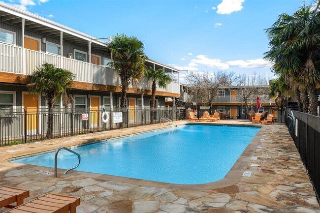 Building Photo - 2401 Manor Rd