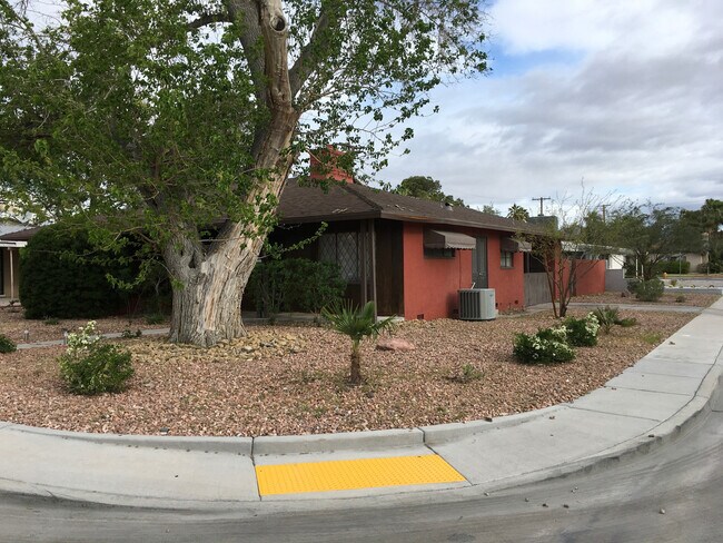 Building Photo - 821 Griffith Ave