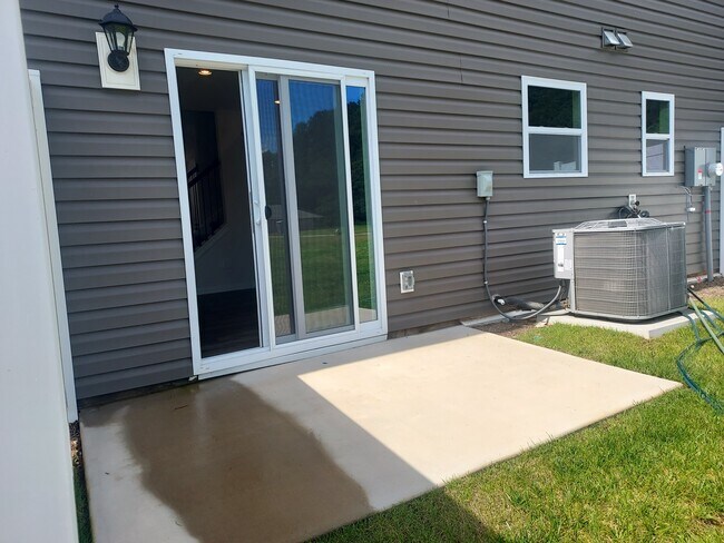 Building Photo - 120 Clear Creek Ln