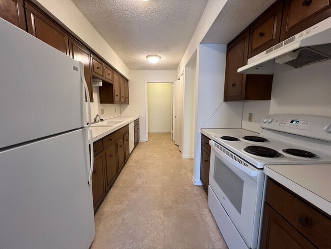 Building Photo - Townhome